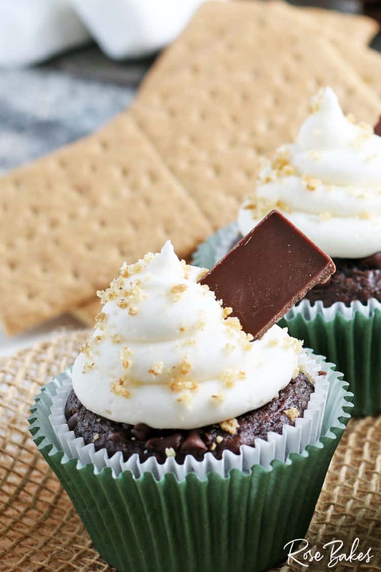 S'mores Cupcake with chocolate bars and sprinkles of graham cracker crumbs