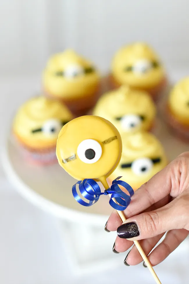 oreos dipped and decorated as minion